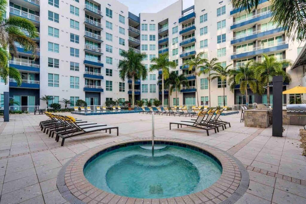 Luxury Apt 3 Mins To Dt Tampa -Pool-Gym-Balcony Exterior photo