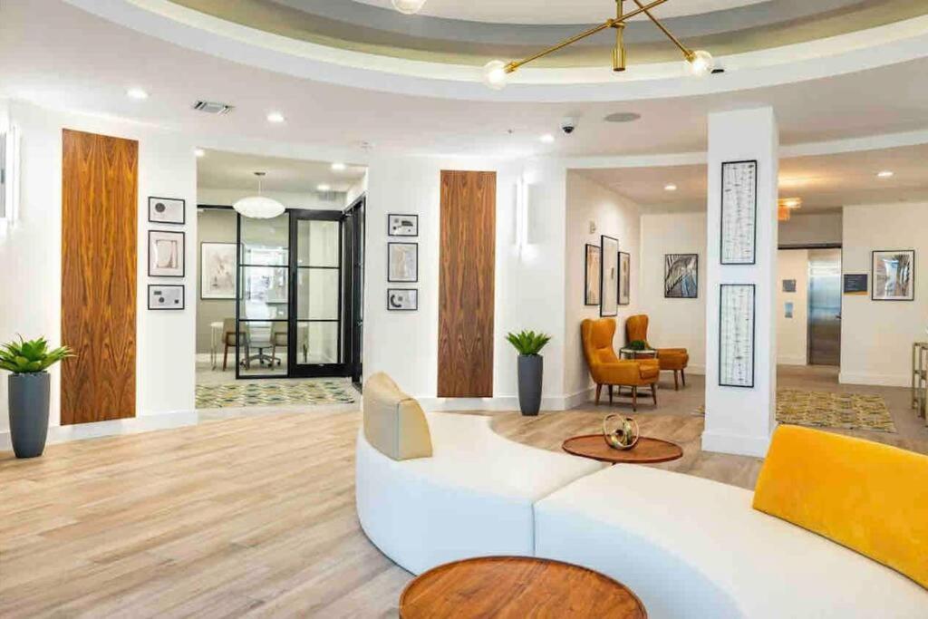 Luxury Apt 3 Mins To Dt Tampa -Pool-Gym-Balcony Exterior photo