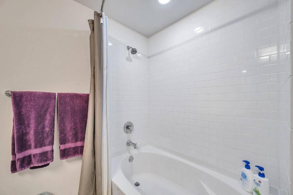 Luxury Apt 3 Mins To Dt Tampa -Pool-Gym-Balcony Exterior photo