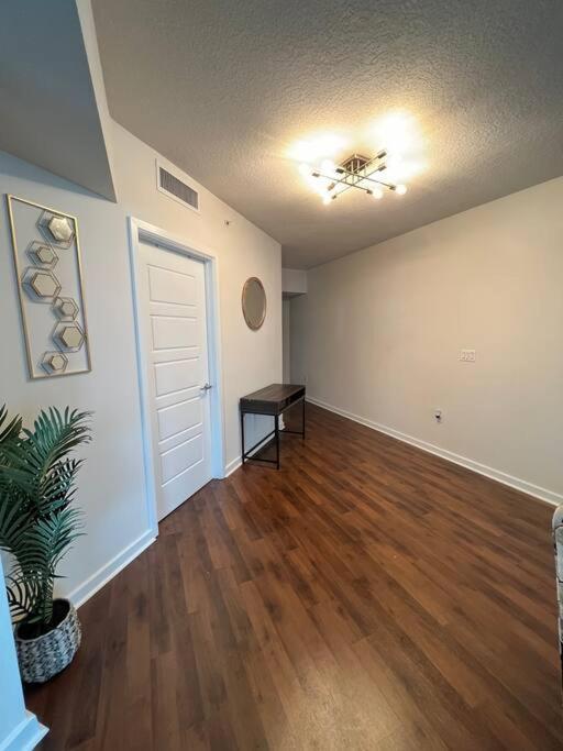 Luxury Apt 3 Mins To Dt Tampa -Pool-Gym-Balcony Exterior photo