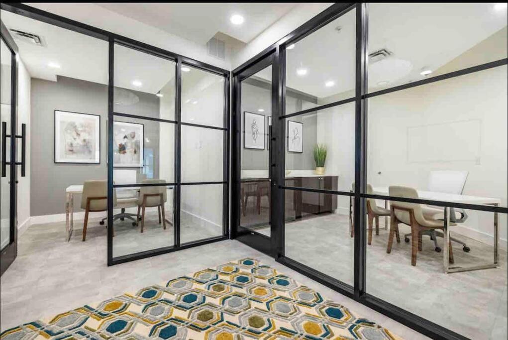 Luxury Apt 3 Mins To Dt Tampa -Pool-Gym-Balcony Exterior photo