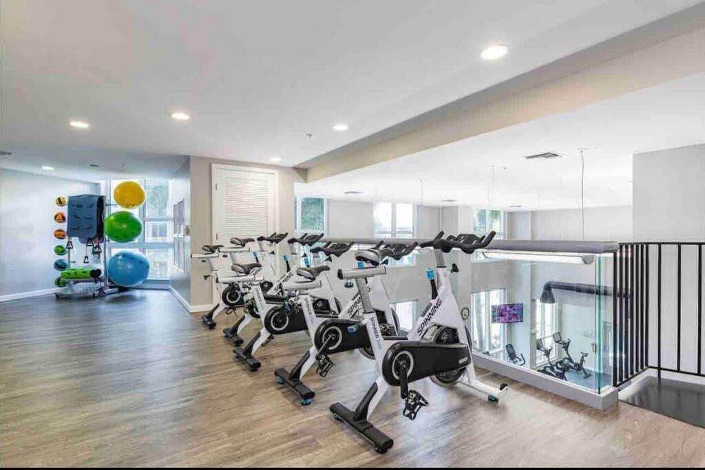 Luxury Apt 3 Mins To Dt Tampa -Pool-Gym-Balcony Exterior photo