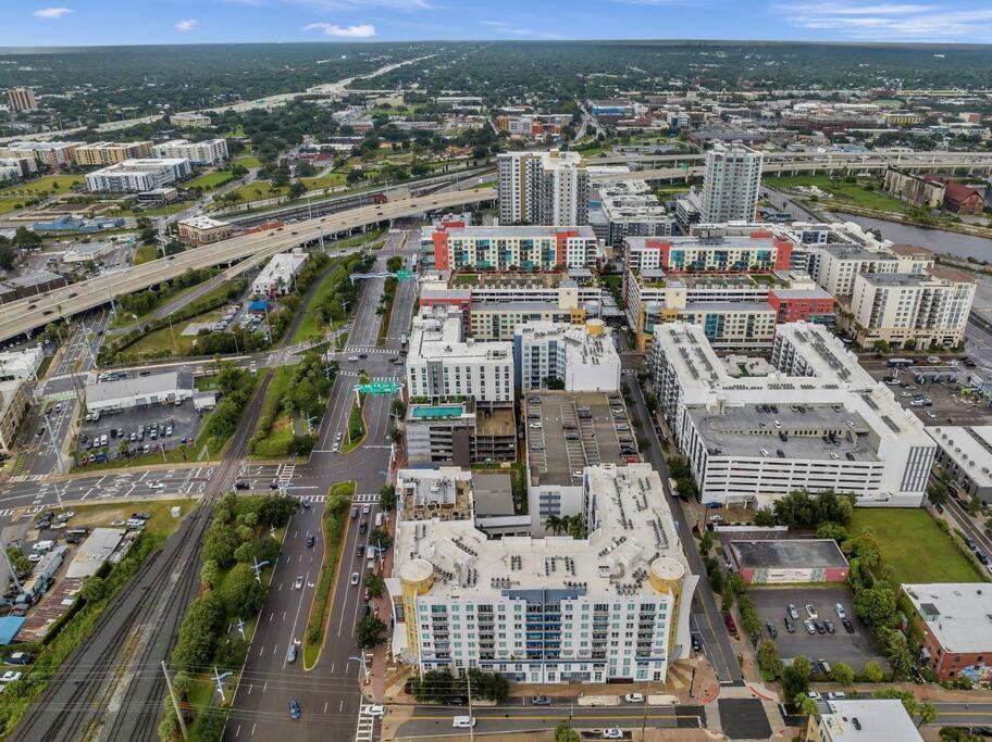 Luxury Apt 3 Mins To Dt Tampa -Pool-Gym-Balcony Exterior photo