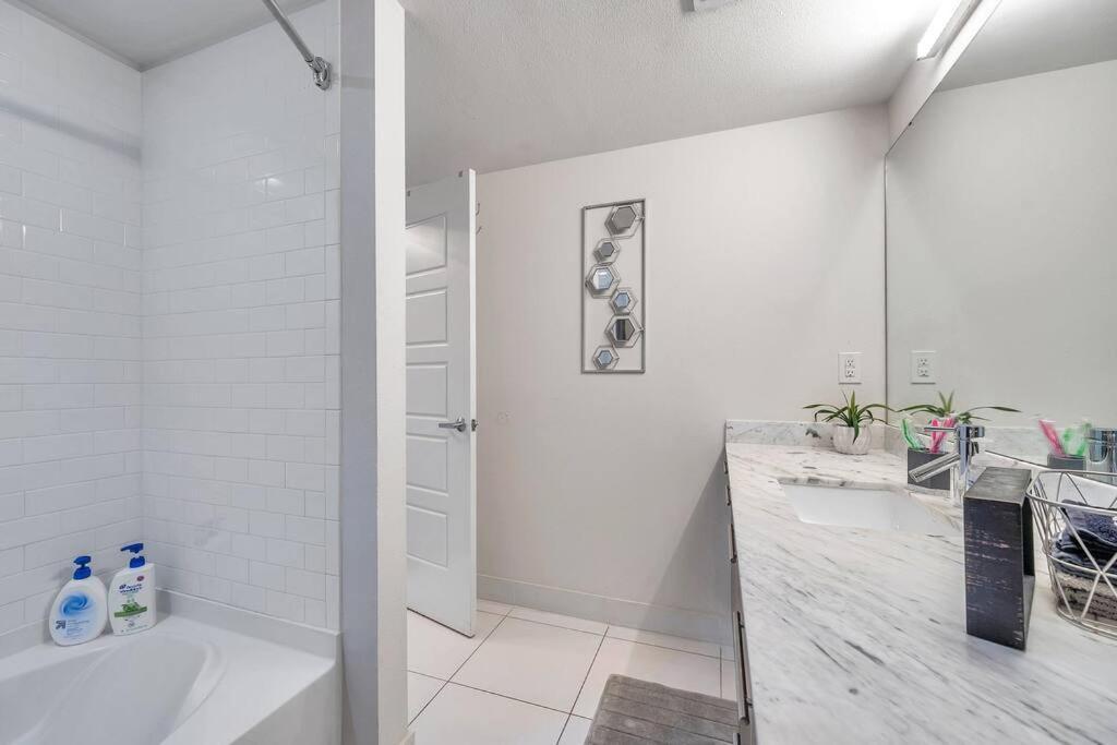 Luxury Apt 3 Mins To Dt Tampa -Pool-Gym-Balcony Exterior photo