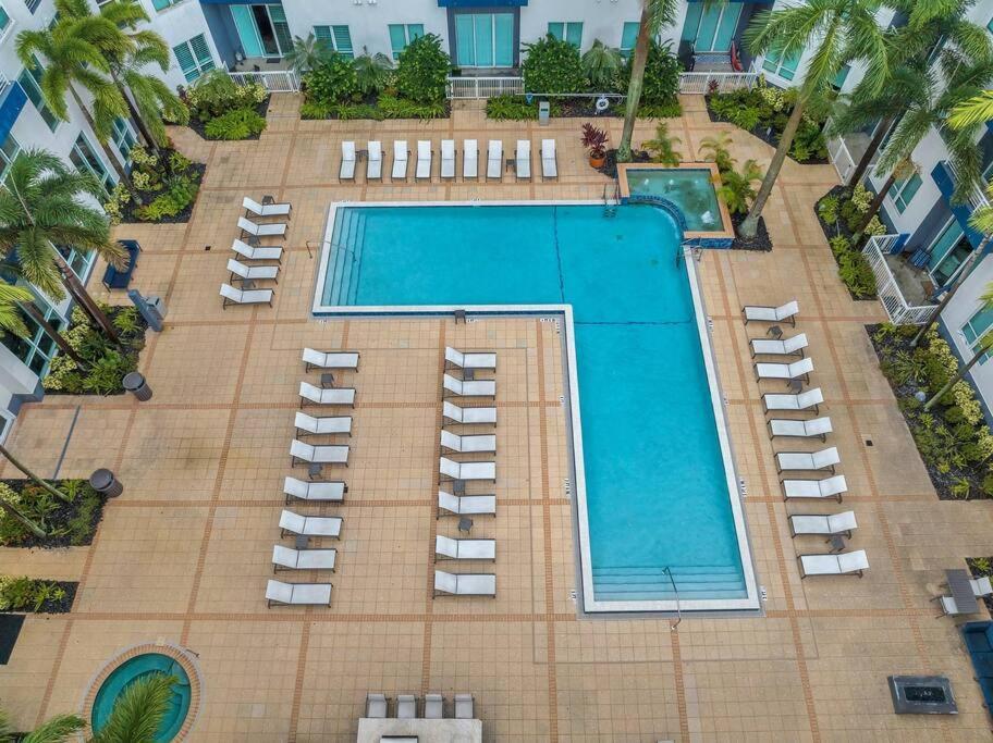 Luxury Apt 3 Mins To Dt Tampa -Pool-Gym-Balcony Exterior photo
